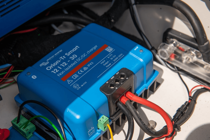 DC-DC charger in RV power system
